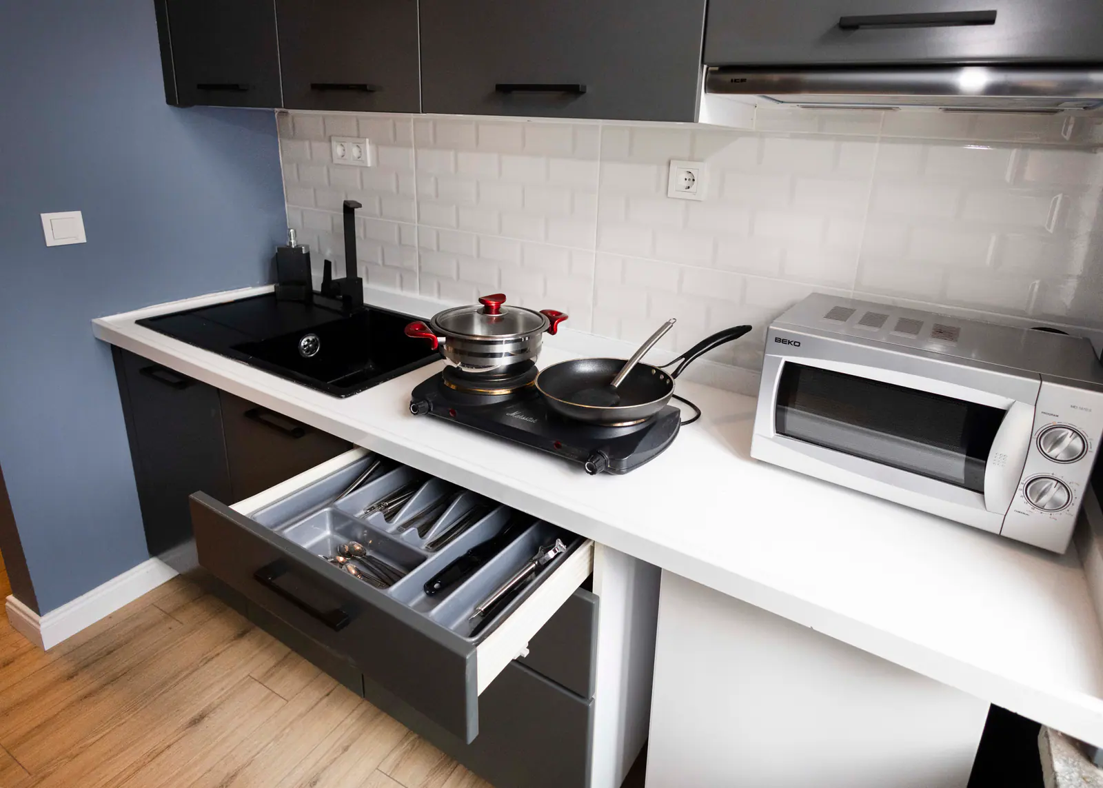 Executive Suite with Balcony — kitchenette