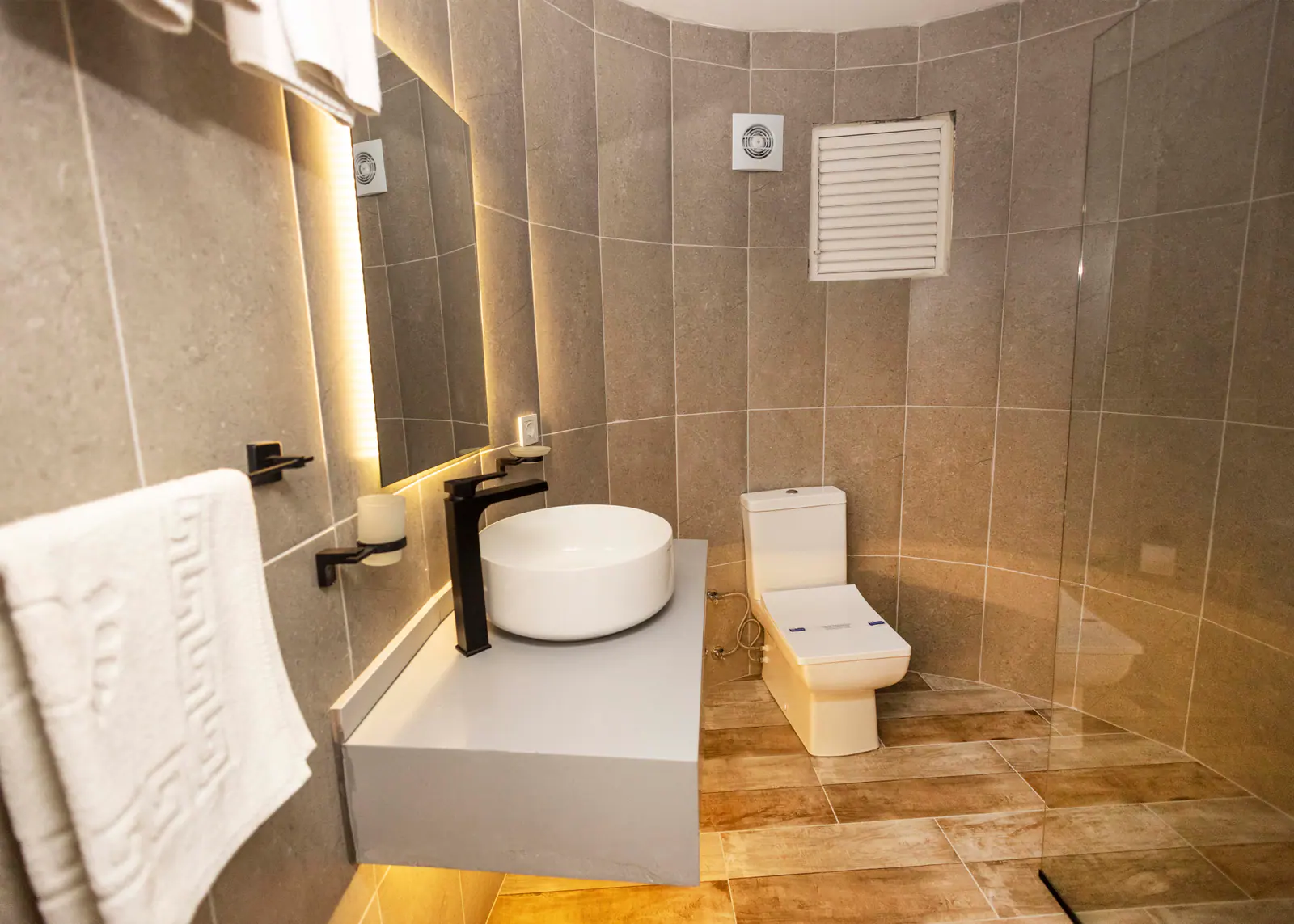 Executive Suite with Balcony — bathroom