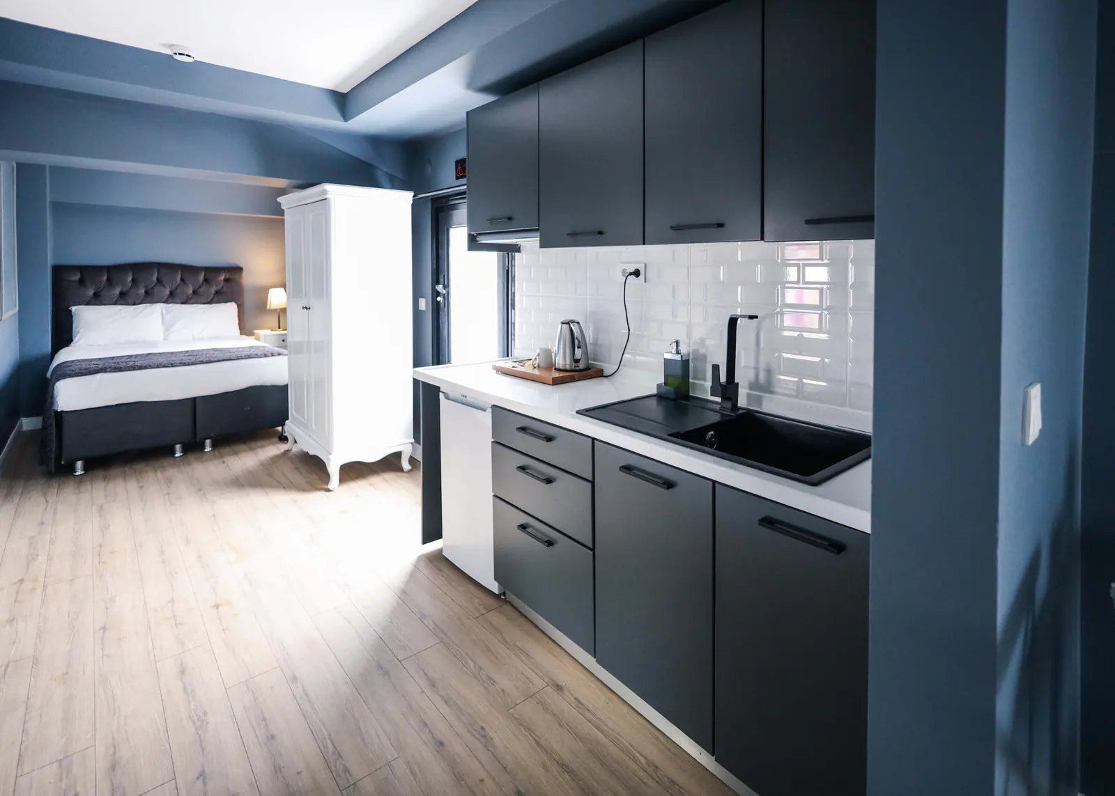 Terrace Suite — kitchenette
