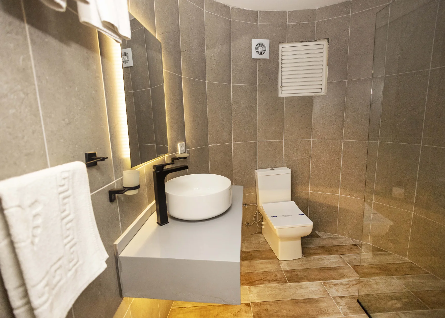 Executive Suite bathroom